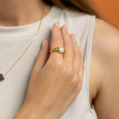 Dana – Bague Tordue avec Perle Élégante