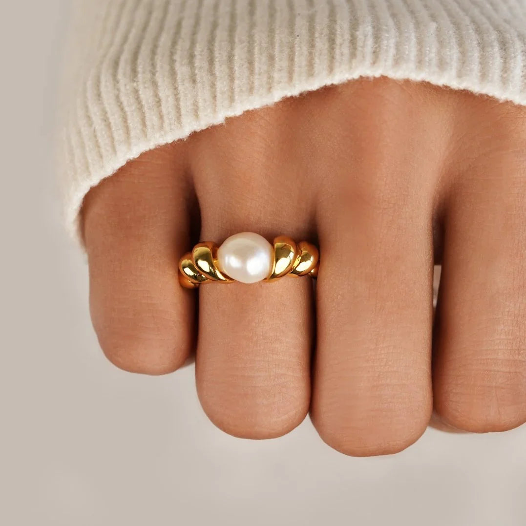 Dana – Bague Tordue avec Perle Élégante