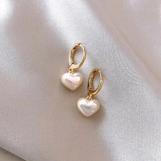 Noreen – Boucles d’Oreilles Cœur Élégantes avec Perle