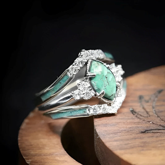 Solene – Bague avec Turquoise Naturelle et Détails de Diamant