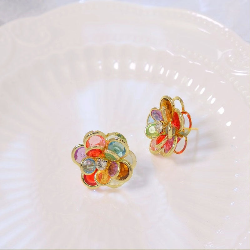 Narella – Boucles d’Oreilles Fleur Artisanale en Cristaux Colorés