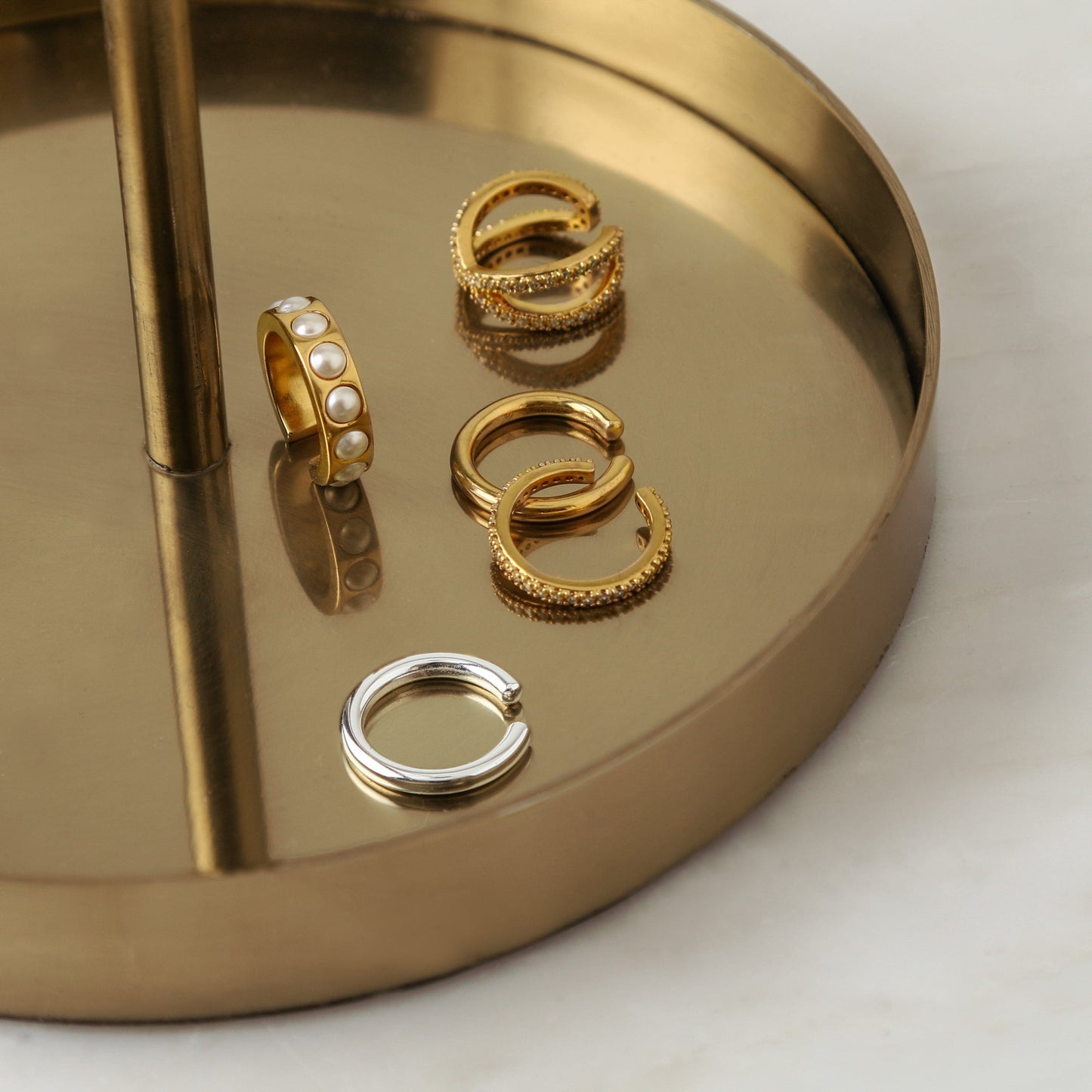 Bree – Manchette d’Oreille Dorée Pavée de Cristaux