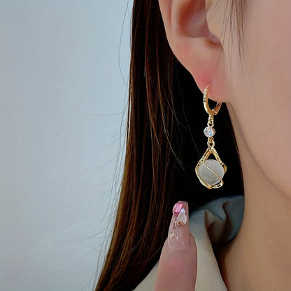 Rica – Boucles d’Oreilles Pendantes Dorées à Opale Blanche