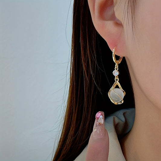 Rica – Boucles d’Oreilles Pendantes Dorées à Opale Blanche