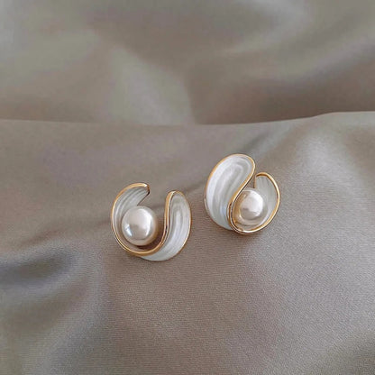 Alina – Boucles d’Oreilles Luxueuses en Opale Blanche, Perle et Doré