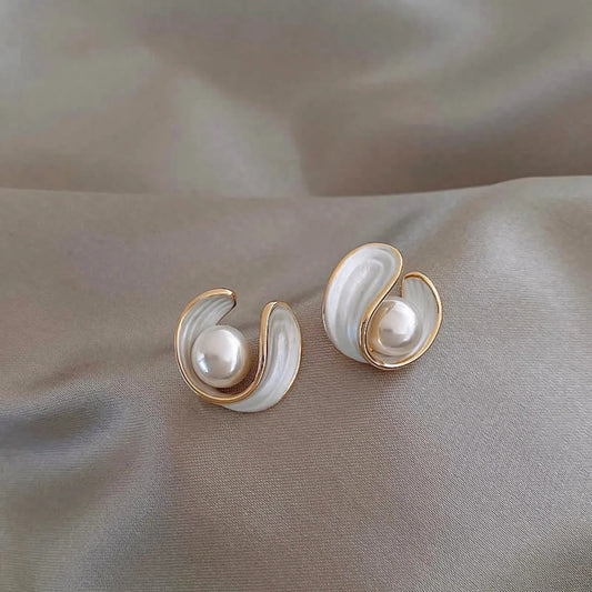 Alina – Boucles d’Oreilles Luxueuses en Opale Blanche, Perle et Doré