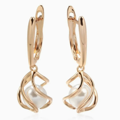 Lyanna – Boucles d’Oreilles Perles Dorées au Brillant Doux