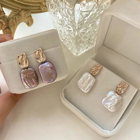 Aiah – Boucles d’Oreilles Dorées avec Perles Baroques Élégantes