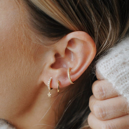 Enora – Créoles Dorées au Design Épuré