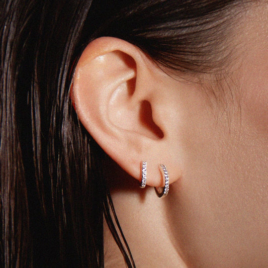 Maila – Créoles Argentées Pavées d’Éclat