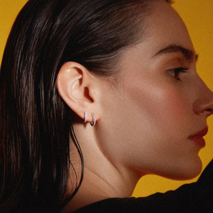 Maila – Créoles Argentées Pavées d’Éclat