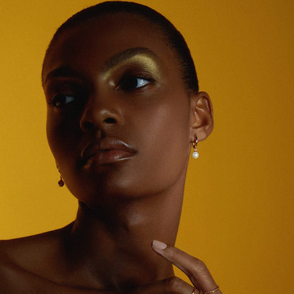 Isola – Boucles Dorées à Pendantif Perlé