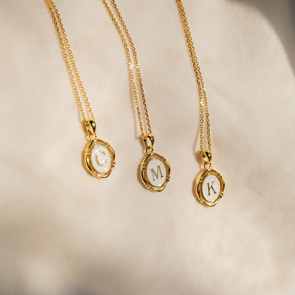 Collier avec pendentif initiales - Collier en émail blanc et or