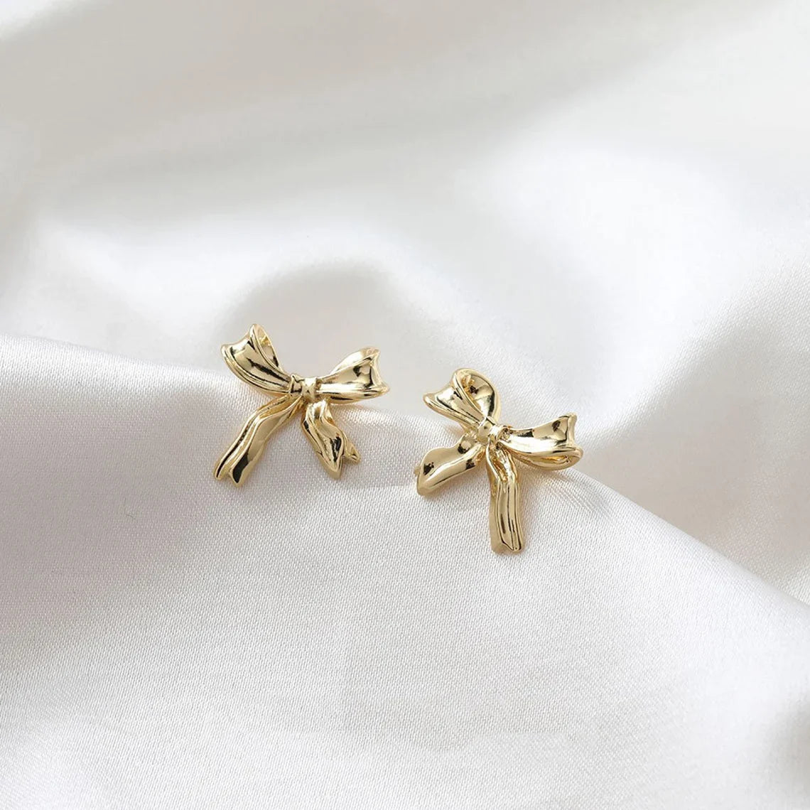 Boucles d'oreilles en or blanc avec nœud - Puces d'oreilles à motif de nœud