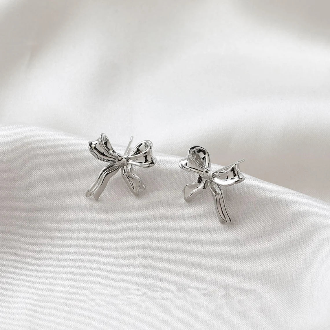 Boucles d'oreilles en or blanc avec nœud - Puces d'oreilles à motif de nœud