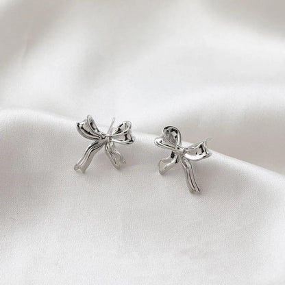 Boucles d'oreilles en or blanc avec nœud - Puces d'oreilles à motif de nœud