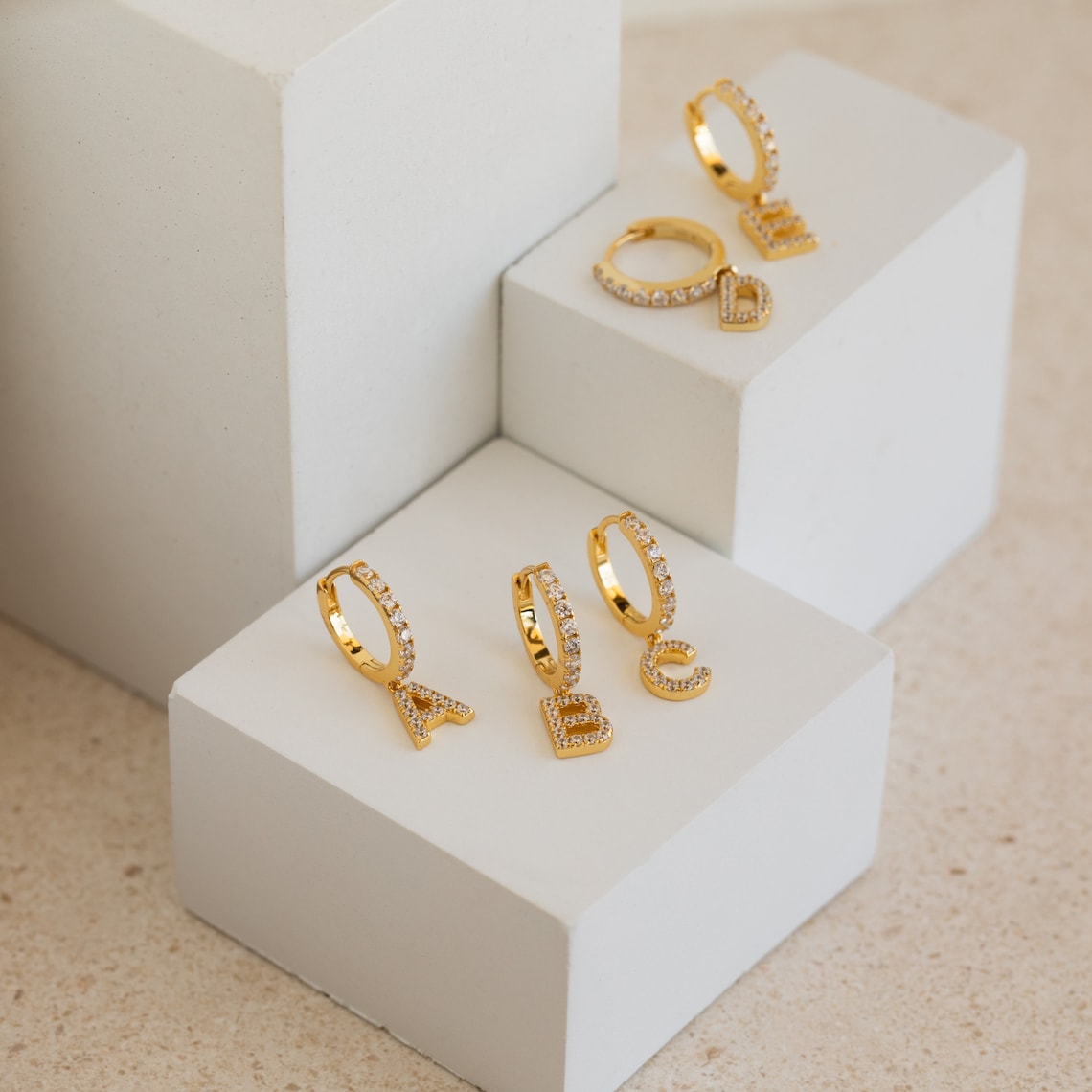 Boucles d'oreilles lettres en diamant - Boucles d'oreilles Huggie délicates