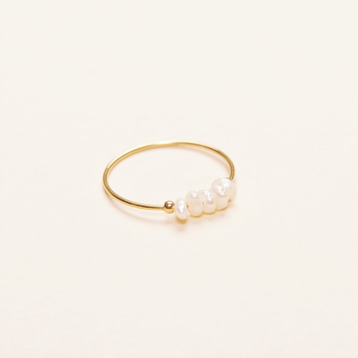 Bague en perles d'eau douce miniatures