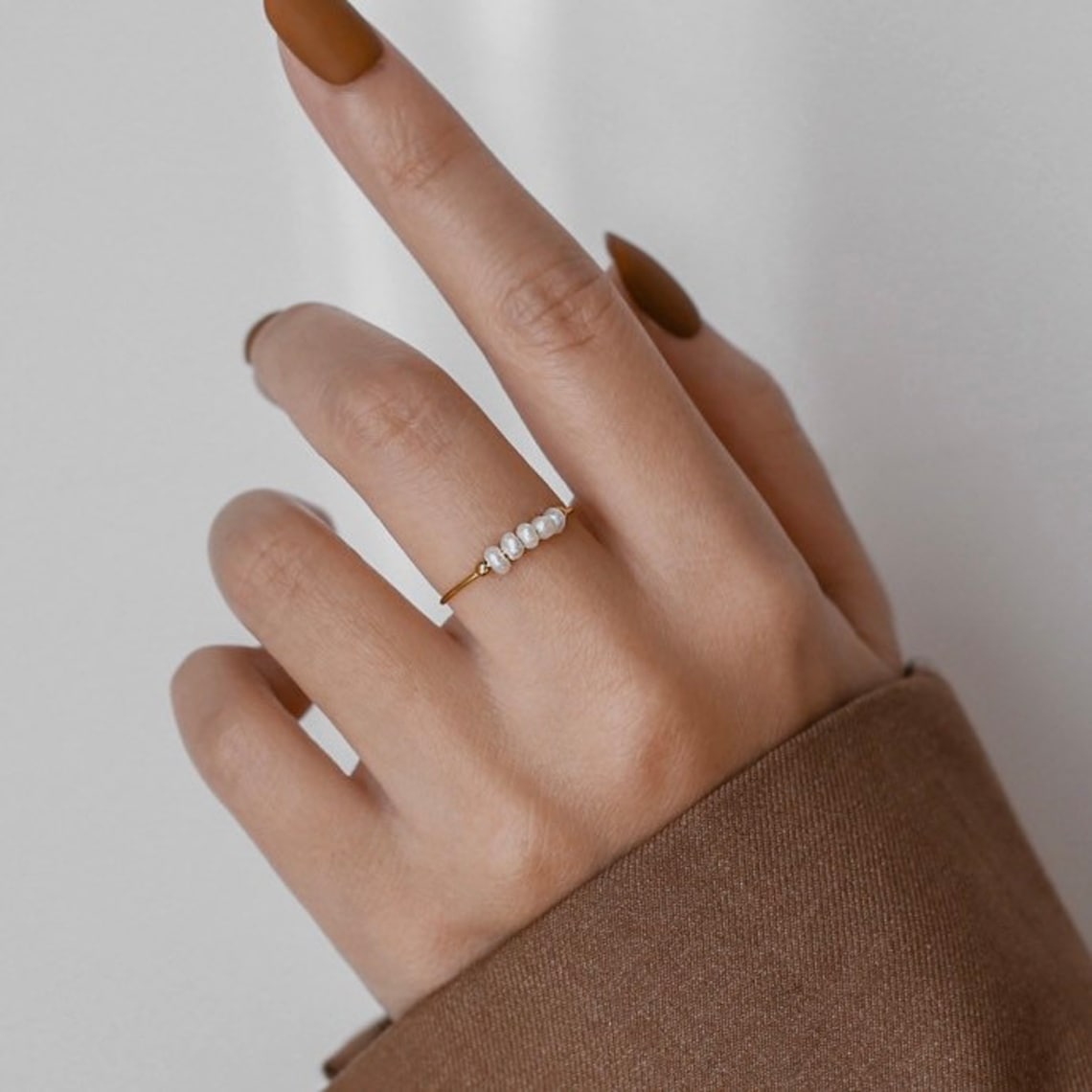 Bague en perles d'eau douce miniatures