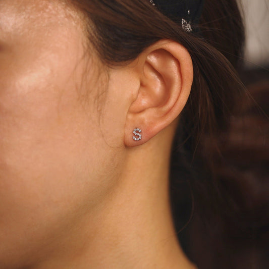 Boucles d'oreilles initiales en argent CZ - petites puces d'oreilles délicates