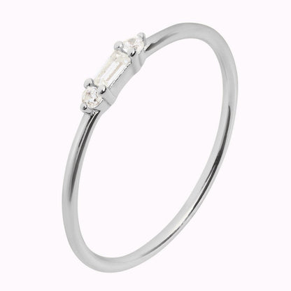 Tiny Baguette - Bague ronde délicate en CZ
