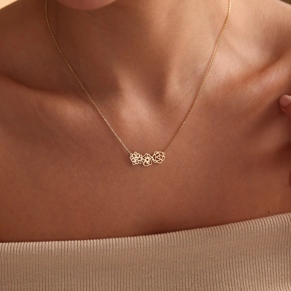 Collier Fleur de Naissance – Pendentif Gravé