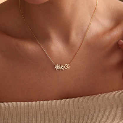 Collier Fleur de Naissance – Pendentif Gravé
