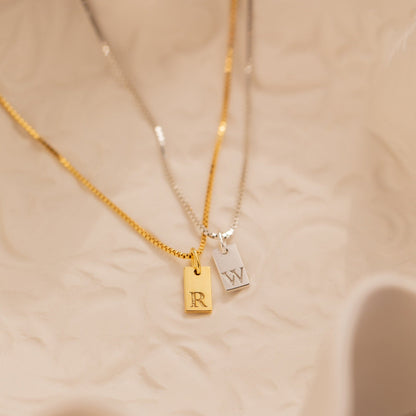 Clara – Collier Mini Tag avec Initiale Personnalisée