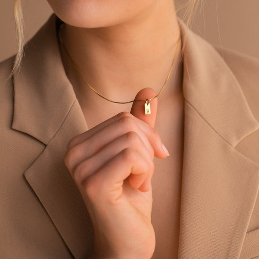 Clara – Collier Mini Tag avec Initiale Personnalisée