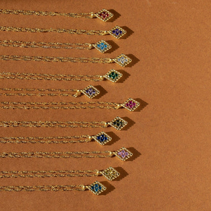 Collier pendentif losange avec pierre de naissance