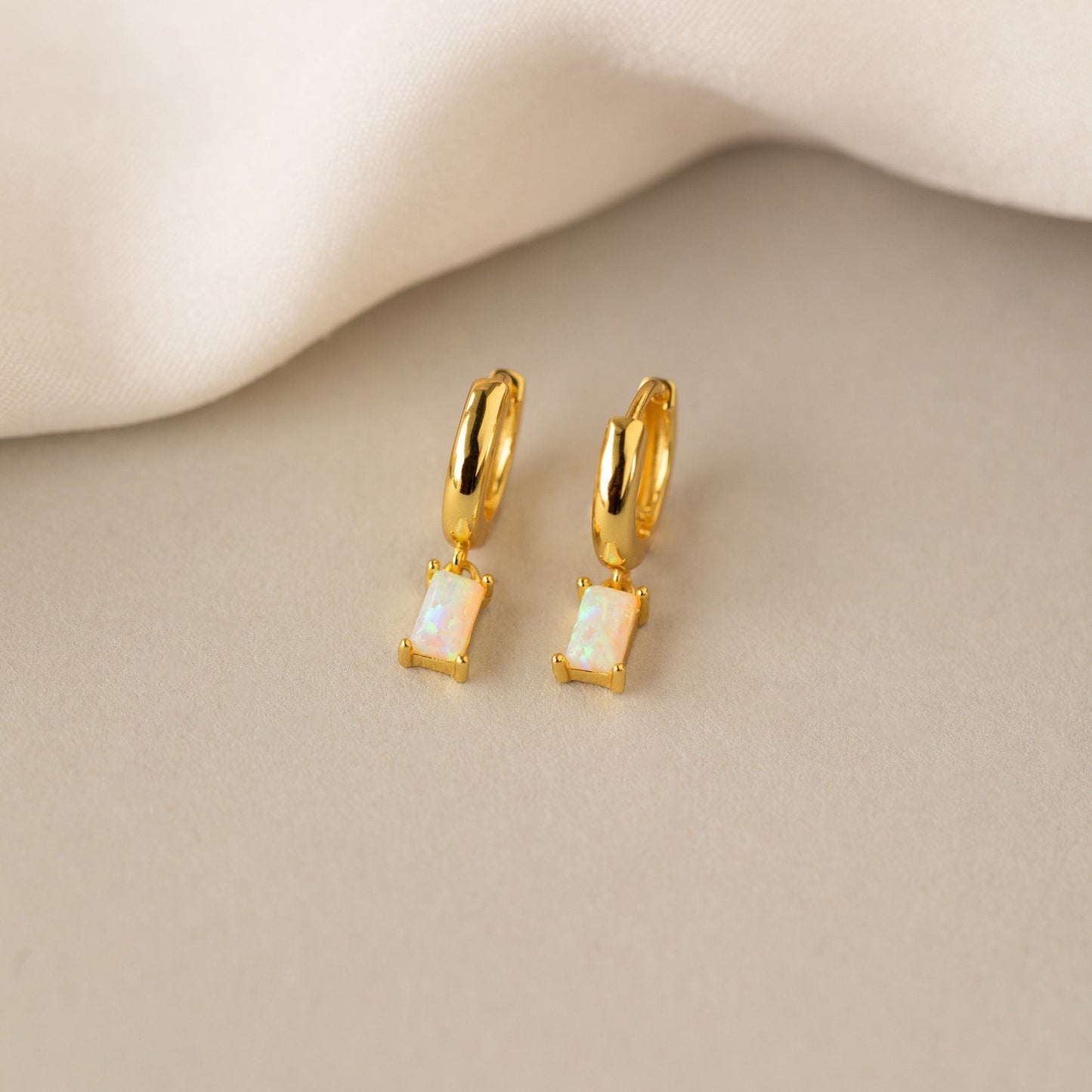 Créoles Baguette Pierre de Naissance – Boucles d’oreilles Huggies avec Pierre de Naissance