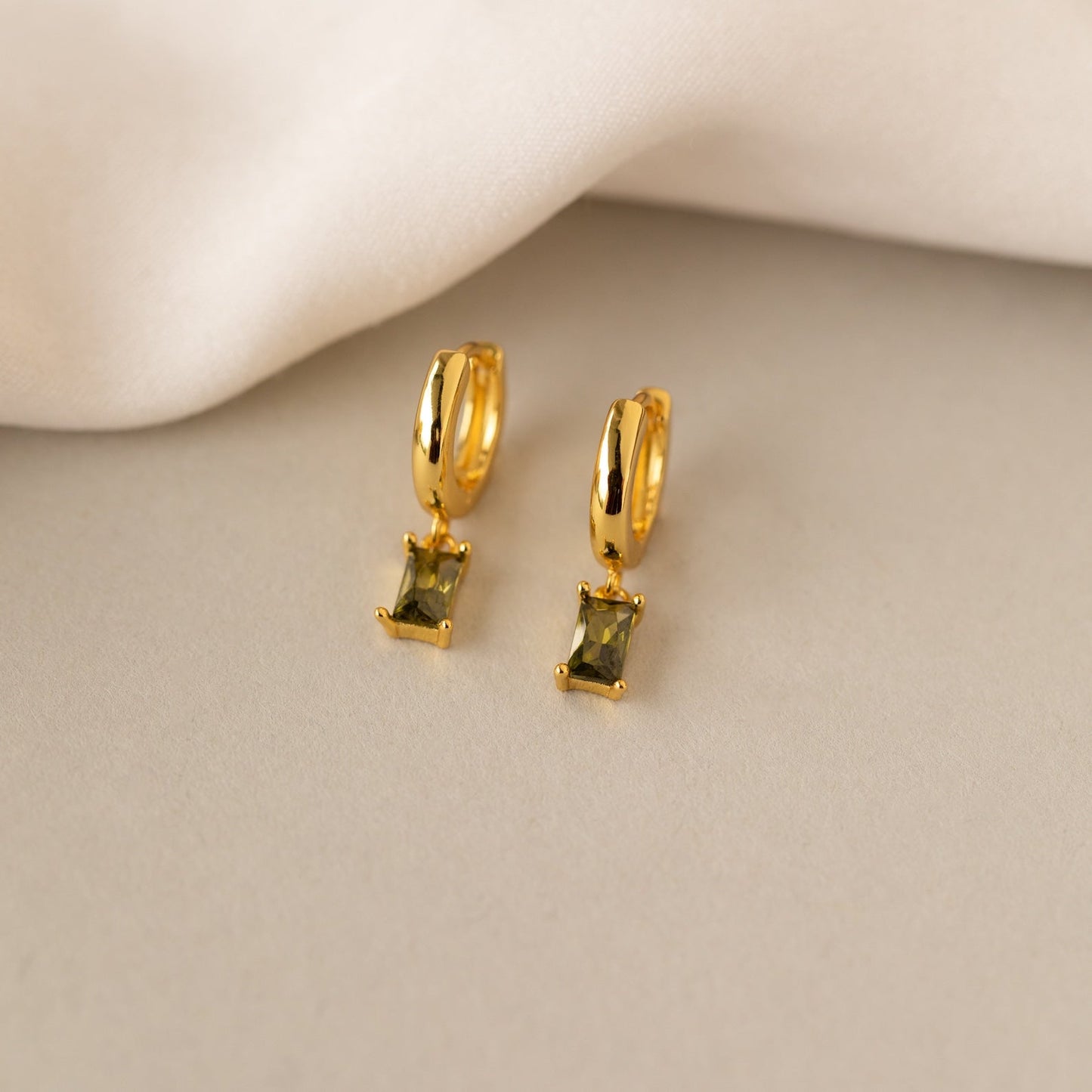 Créoles Baguette Pierre de Naissance – Boucles d’oreilles Huggies avec Pierre de Naissance
