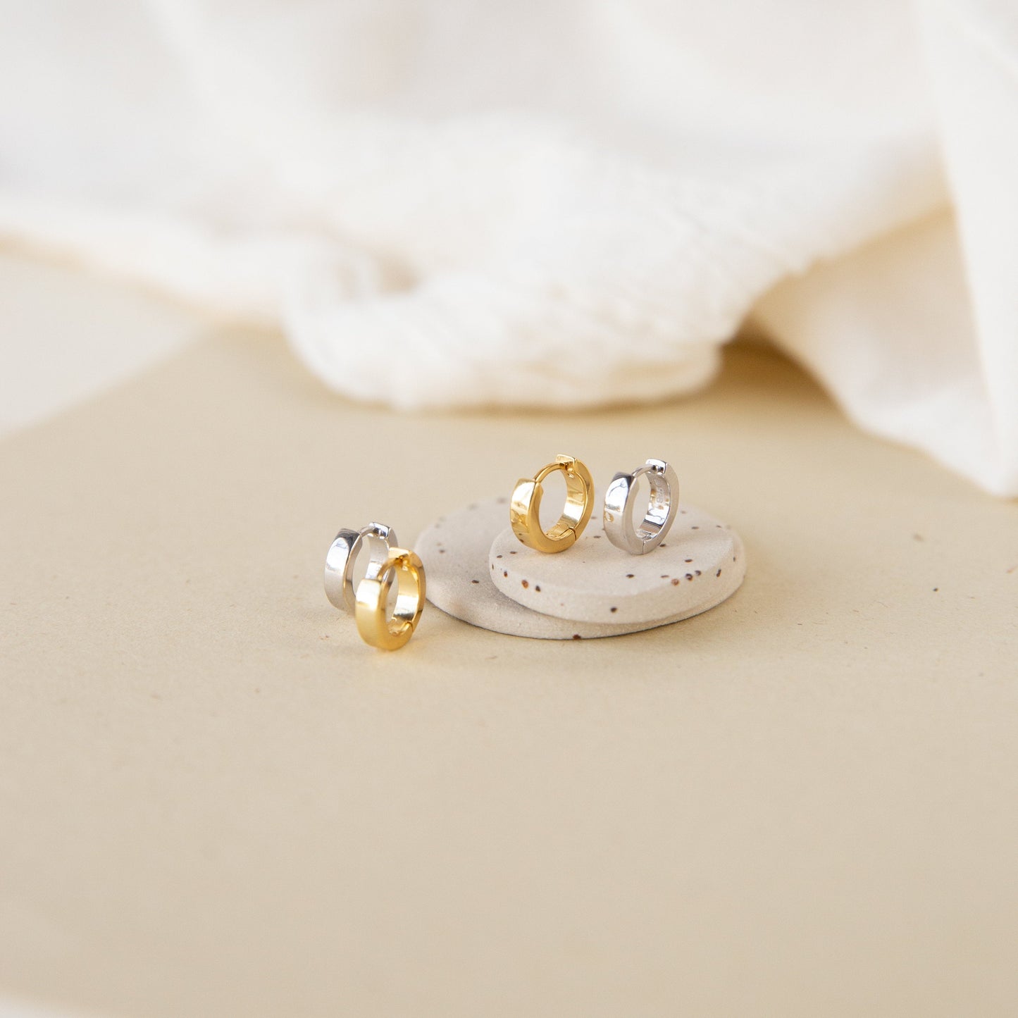 Classiques Huggies - Petites Boucles d'Oreilles Minimalistes
