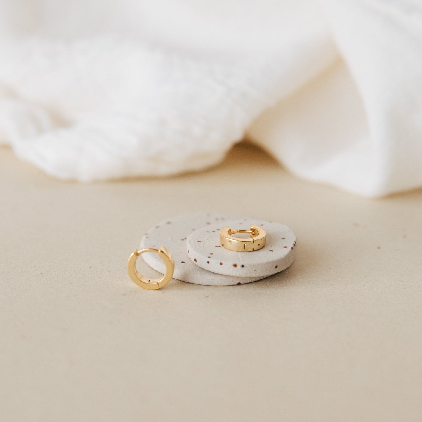 Classiques Huggies - Petites Boucles d'Oreilles Minimalistes