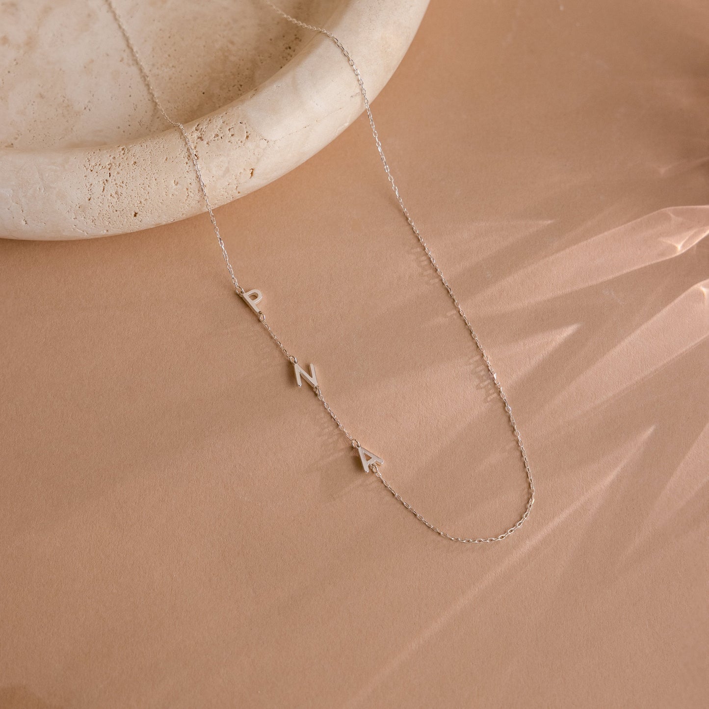 Collier avec initiales latérales – Collier personnalisé avec lettres