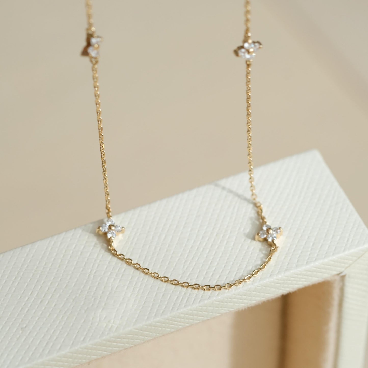 Cassy – Collier Fin en Cristal Étincelant