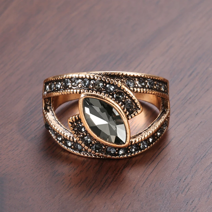 Amena – Bague Élégante en Cristal Noir