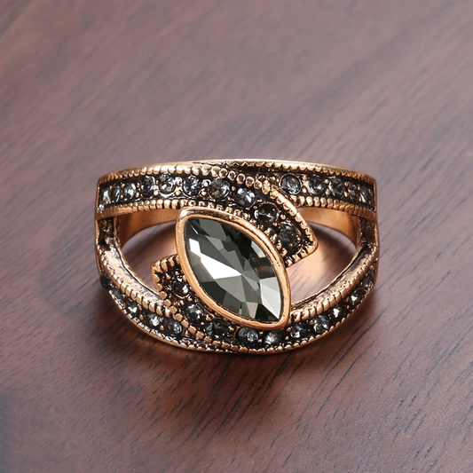 Amena – Bague Élégante en Cristal Noir