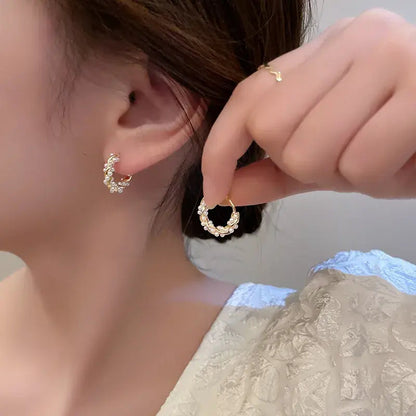 Aluna – Boucles d’Oreilles Élégantes avec Perles Rondes et Incrustations