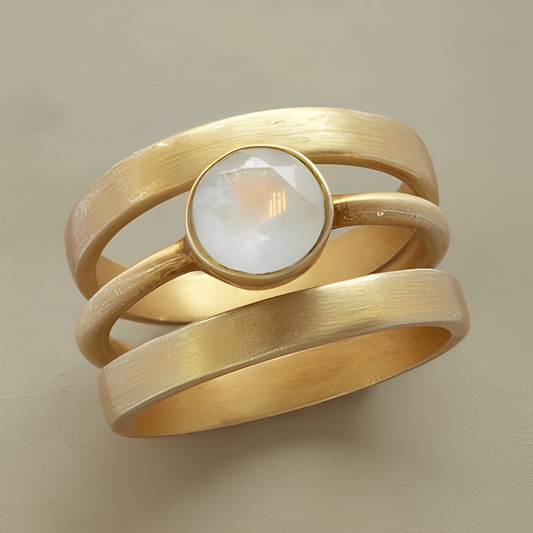 Gabby – Bague Élégante Or & Pierre de Lune Incrustée
