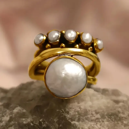 Elara – Bague Intemporelle Perle Dorée