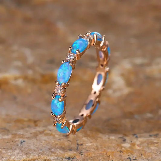 Jane – Bague en Opale Bleue avec Détails Dorés