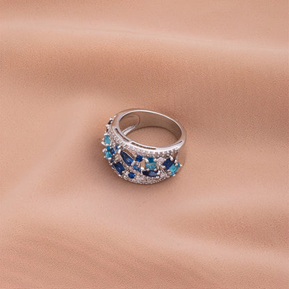 Julie – Bague Vintage avec Zircon Bleu et Détail Doré