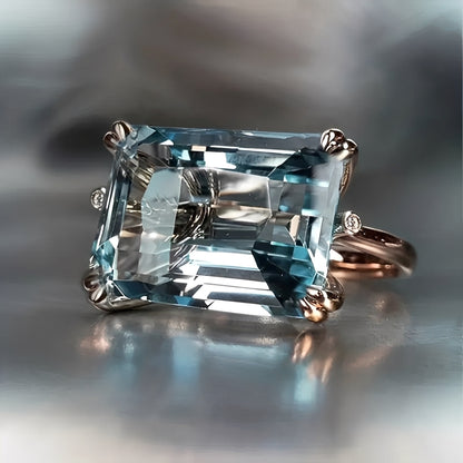 Nadine – Bague Classique Dorée au Zircon Bleu
