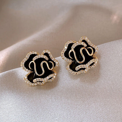 Noor – Boucles d’Oreilles Lotus Noir Élégantes en Doré