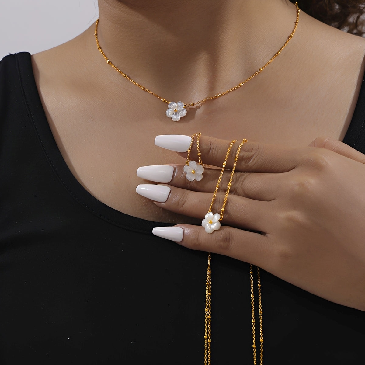 Nicole – Collier Fleurs de Coquillage Blanc et Style Froid
