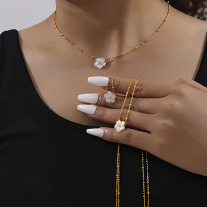 Nicole – Collier Fleurs de Coquillage Blanc et Style Froid