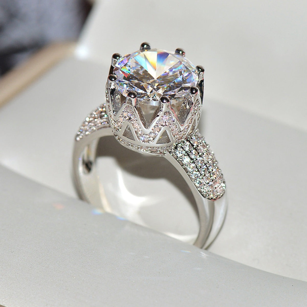 Herna – Bague Élégante en Topaze Blanche 8ct