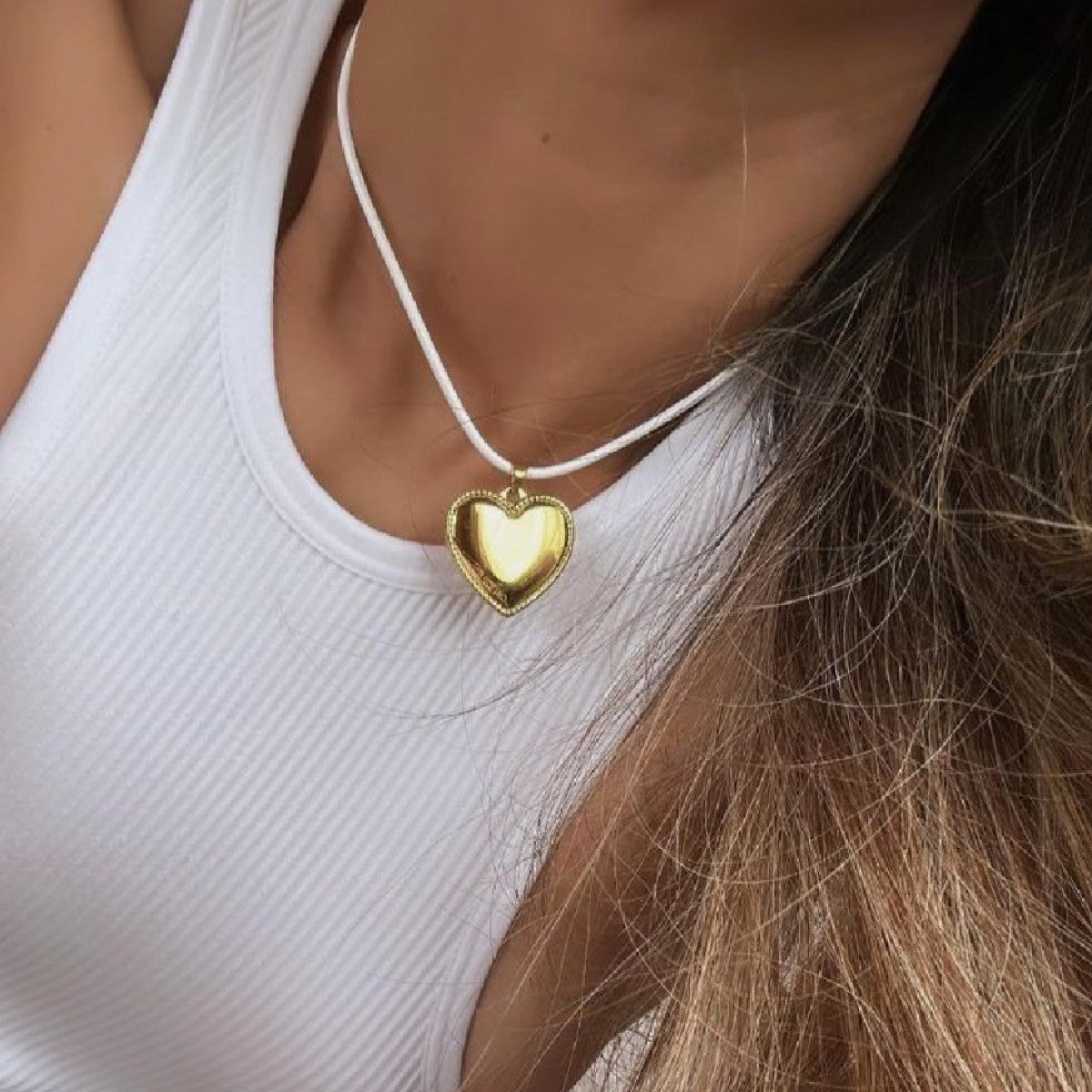 Kris – Collier en cuir avec pendentif Love embossé