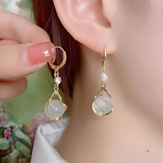 Lyra – Boucles d'Oreilles avec Éclat d'Opale Blanche